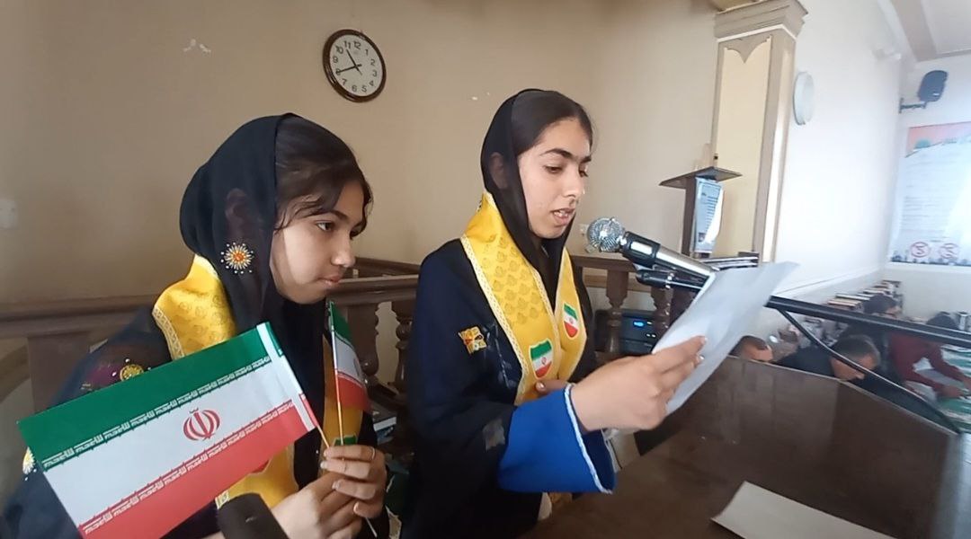 مراسم شرکت دسته جمعی دانش آموزان چاه سرمه بستک در طرح کتابخوانی امین
